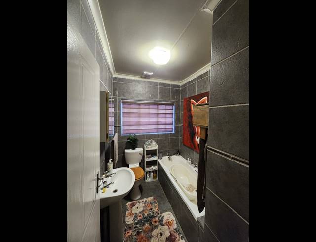 3 BEDROOM TOWNHOUSE FOR SALE IN PROTEA PARK